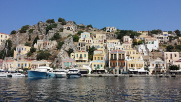 Un pueblo de Grecia que parece una maqueta (Symi) g hgjjhhj